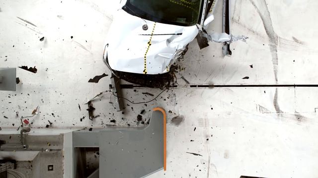 2017 Genesis G90 driver-side small overlap IIHS crash test смотреть онлайн