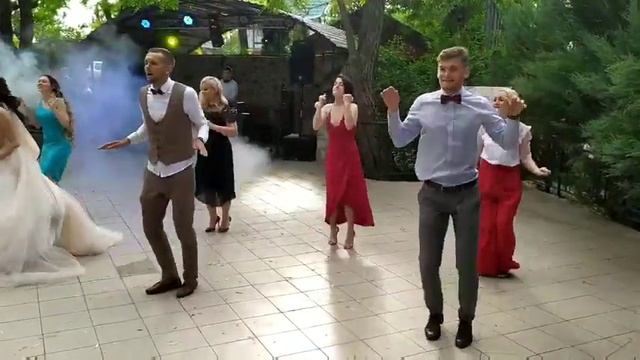 Продолжение свадебного танца Наташи и Жени - Флешмоб смотреть онлайн