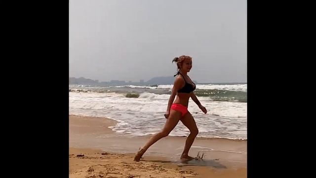 На море , Алёнчик делает растяжку :) ещё до самоизоляции , до COVID 19 смотреть онлайн