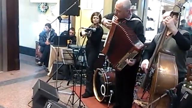Виконання Yesterday Beatles в ТЦ "Магнус" у Львові смотреть онлайн