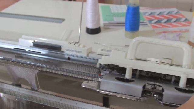 Застряла каретка на вязальной машине Silver Reed смотреть онлайн