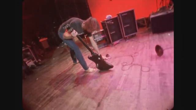 @nirvana Kurt Cobain Destroying Guitar / Nirvana - (Live At The Paramount) смотреть онлайн