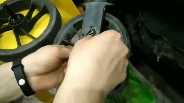 КАК СНЯТЬ КОЛЕСА ДЕТСКОЙ КОЛЯСКИ CAROLINA FOREST (Каролина Форест) смотреть онлайн