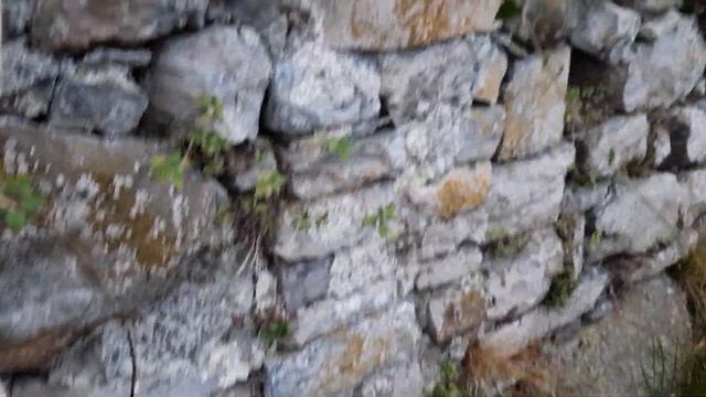 Стены- это Короткие Синусоидные Волны или Каменные Гребни.Озеро-эпицентр чего-то!