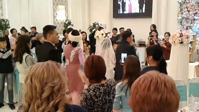 Жаш жубайлардын жүгүнүү аземи | KYRGYZSTAN