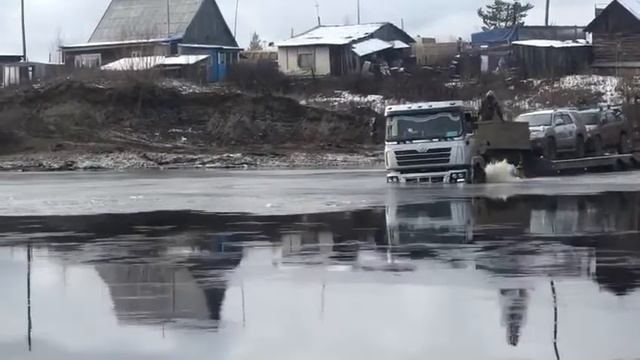 Саха Якутия. Вброд в Мирном. Если не баржей, значит полуприцепом. #Мирный смотреть онлайн