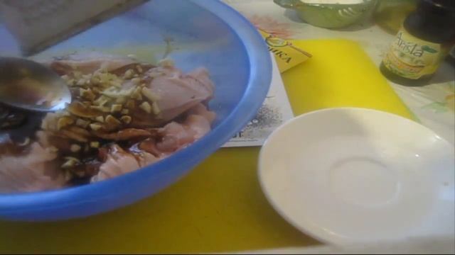 Запекаем куриное бедро в соевом соусе и апельсиновом соке смотреть онлайн
