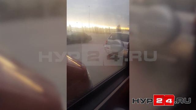 Автобус едет по обочине. Новый Уренгой. смотреть онлайн