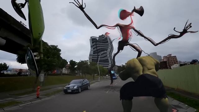 Hulk vs. Siren Head in real life 浩克大戰警笛頭 смотреть онлайн