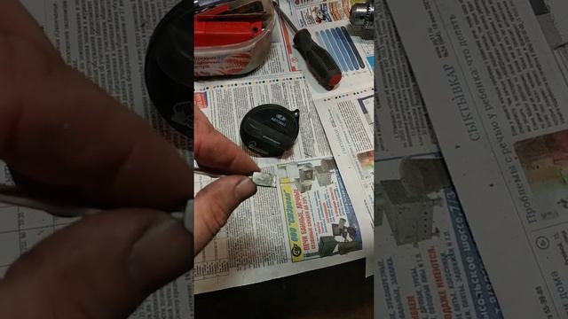 кры́шка бензобака, замена тросика