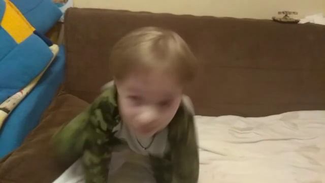 Как сделать фокусы с монетками,и как сделать кувырок не касаясь головой,и берёзку. смотреть онлайн