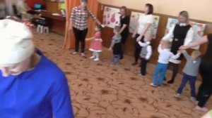 Танец «С мамой по дорожке»