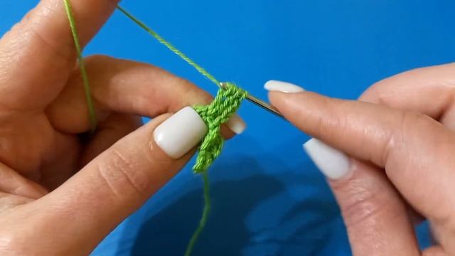 Бутон роза крючком с листочками. Цветы крючком. Вязание крючком Как связать цветок #MagichookCroche смотреть онлайн