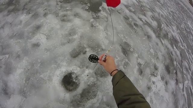 Как быстро закрепить карася под жабры на зимней жерлице. смотреть онлайн