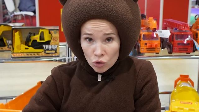 Маленькая Вера - Медведь играет в машинки Полесье - Рабочие машинки смотреть онлайн