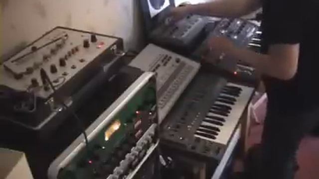 Debukajam No. 1 - Debukas plays 101, 202, 909, Moog Prodigy смотреть онлайн