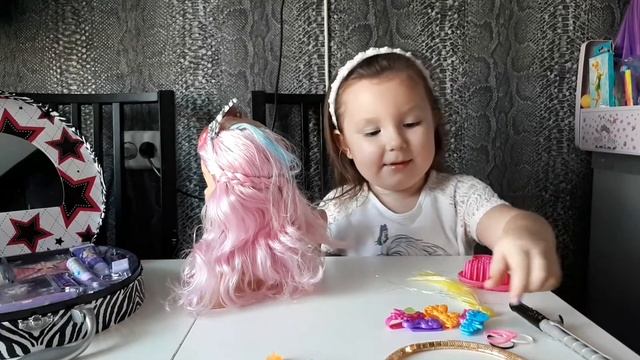 БАРБИ манекен для создания причесок. Распаковка и макияж куклы. смотреть онлайн