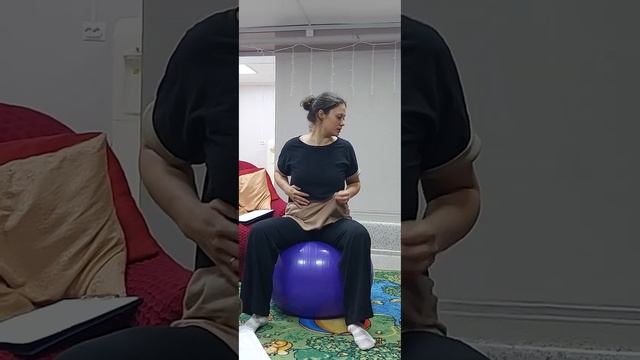 Проект "Мамины помощники" Мамин помощник фитбол. Упражнение для мам. смотреть онлайн