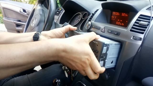 Как снять (демонтировать) магнитолу на OPEL ZAFIRA B 2006 г.