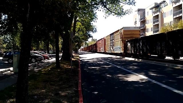 Грузовой поезд,едущий по обычной улице!(г.Форт-Коллинс,штат Колорадо,США)(23.09.2018) смотреть онлайн