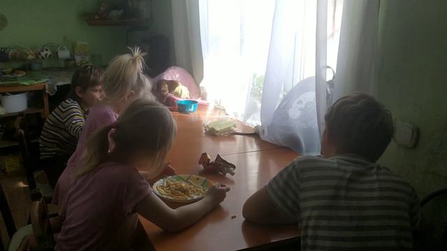 Между видео. Обычное утро на экзотической усадьбе Черевых)) смотреть онлайн