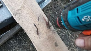 Мало кто знает как вытащить ржавый гвоздь, когда он не вытаскивается клещами.