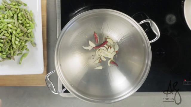 Andrew Zimmern Cooks: Wok-Tossed Asparagus in Black Bean Sauce смотреть онлайн