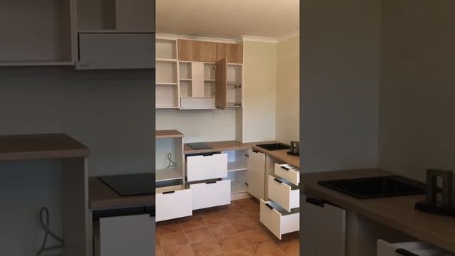 Кухня в ЖК Форвард. Белая матовая кухня в сочетании с деревом. Кухни Проша смотреть онлайн