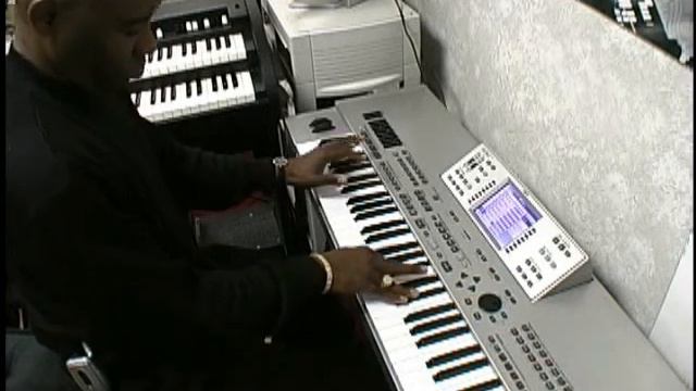 Aaron Thomas "Walk With Me" смотреть онлайн