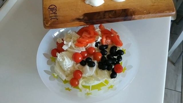Закуска нарасхват. Весенний салат с с оригинальной ноткой. Салат с тунцом и пекинской капустой. смотреть онлайн