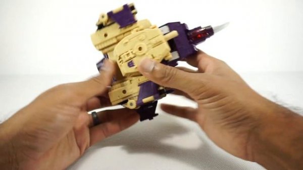 Hasbro Transformers Legacy Blitzwing