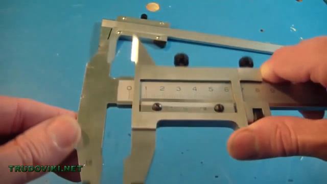 Измерение размеров деталей с помощью штангенциркуля