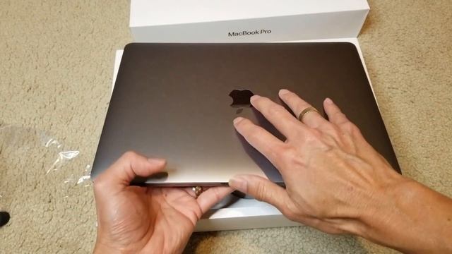 Unboxing Apple MACBOOK PRO 16GB 512GB i5 2Ghz w/ Touch Bar смотреть онлайн