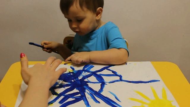 Рисуем пальчиковыми красками, кисточкой, учим  цвета ,клеем наклейки, веселые паучки!