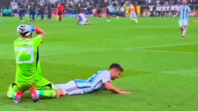 Emiliano Martinez & Dybala Lie Down Celebration at the End of the World Cup Final 2022 vs France смотреть онлайн