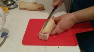 Как правильно разрезать свиную ножку