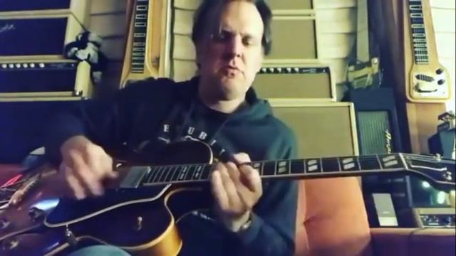 Joe Bonamassa - A little short scale on a slightly older Gibson ES-350 смотреть онлайн