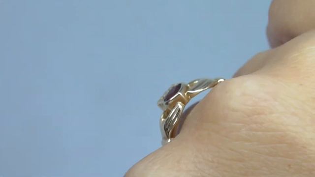 Heart shaped gemstone Claddagh ring (C957B) смотреть онлайн