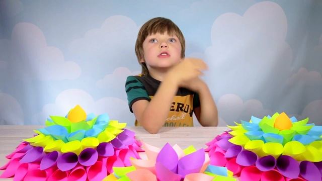 Как сделать Цветы из Бумаги своими руками? Красивый подарок Маме. Видео для детей. смотреть онлайн