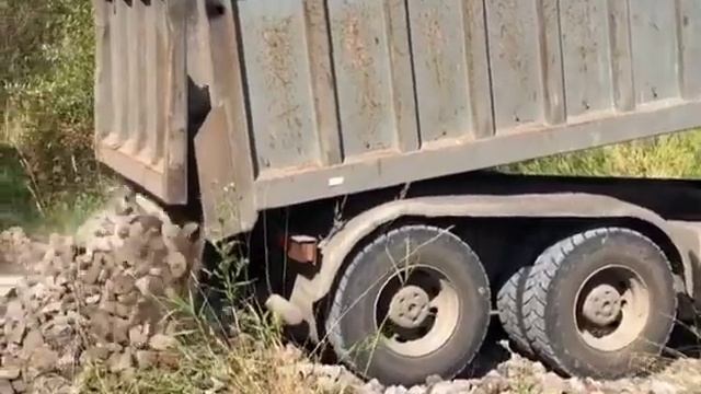 Доставка дорожной подсыпки в Рыбинске. В данном видео это дробленый бетон фракции 40/120. смотреть онлайн