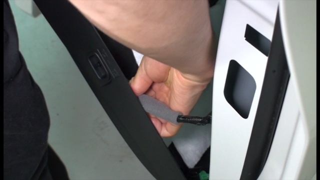 24. Снятие обшивки 5-й двери Honda Stepwgn RP (2)