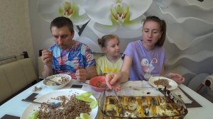 РУССКИЙ МУКБАНГ СКУМБРИЯ С КАШЕЙ | FAMILY MUKBANG FISH  WITH PORRIDGE #mukbang #мукбанг