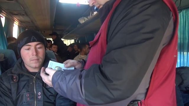 УФМС по Саратовской области проводит проверку документов в автобусе смотреть онлайн