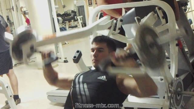 Жим на тренажере для верхней части грудных мышц смотреть онлайн