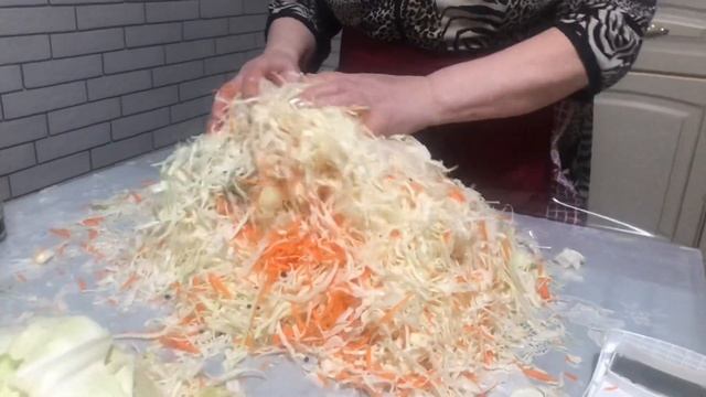 СОЛИМ КАПУСТУ / РЕЦЕПТ ОТ МАМЫ смотреть онлайн