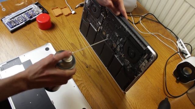 How to Open Retina MacBook Pro to Clean Dust смотреть онлайн