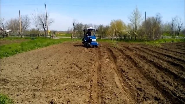 17 Квiтня - Апреля нарезаю борозду под Гарбуза-Тыкву Мототрактором буду саджати, Посадка Гарбуза смотреть онлайн