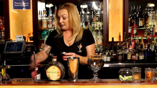 How to make a "Habanero Hibiscus Margarita." Sara Premavera, from Lucy's Lounge, teaches us how. смотреть онлайн