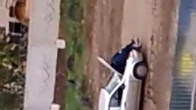 на ходу чинит автомобиль смотреть онлайн