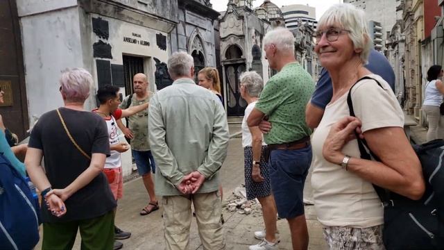 Кладбище Реколета, Буэнос-Айрес. Oдно из известнейших кладбищ во всем мире. Mесто упокоения богаты смотреть онлайн